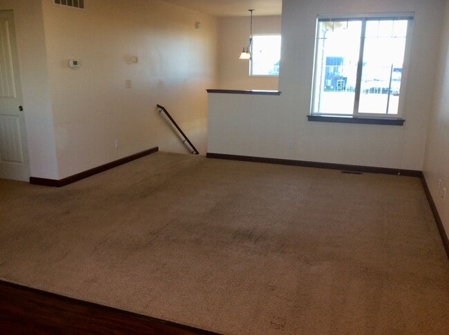 Building Photo - 4 bedroom, 3 bath Town home