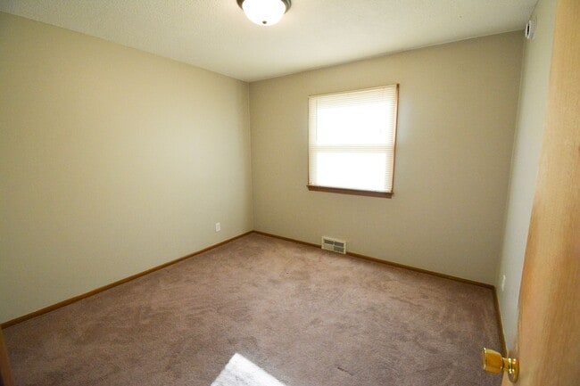 Building Photo - Ranch style apartment in duplex with finished basement space!