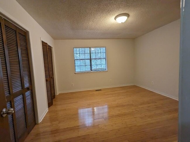 Building Photo - 3751 Oakwood Hills Dr