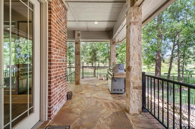 Building Photo - 440 Bunker Dr