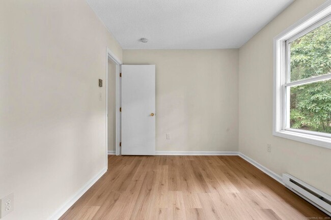 Building Photo - 100 Meriden Rd
