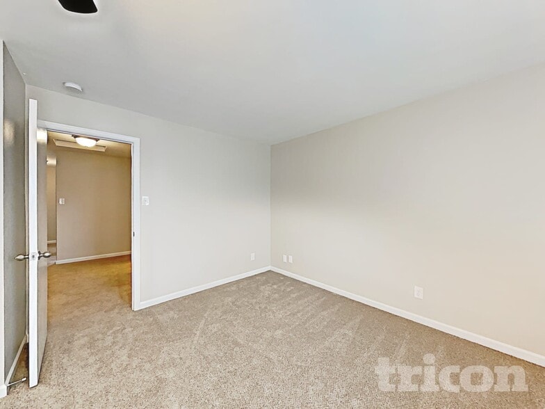 Building Photo - 7242 Fox Point Dr