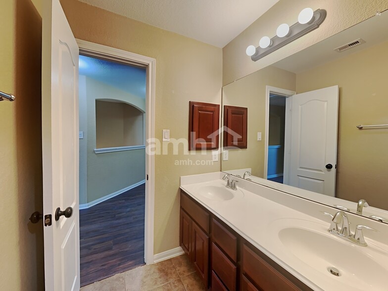 Building Photo - 6815 Hunters Way Ln