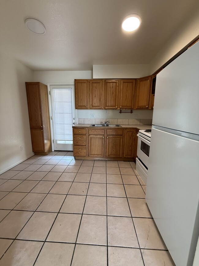 Building Photo - Townhome For Rent