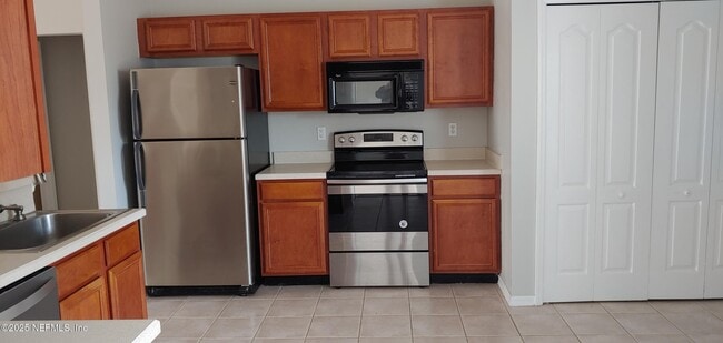 Building Photo - 916 Hyannis Port Dr