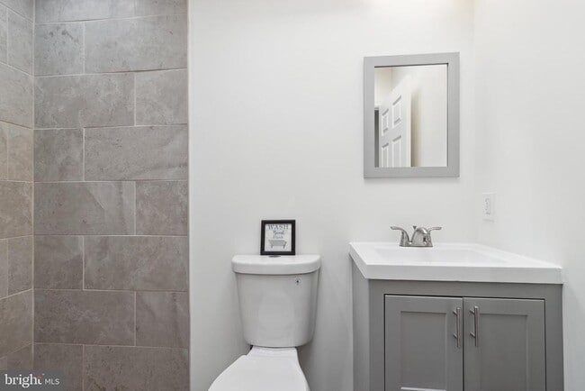 Building Photo - 912 N Milton Ave