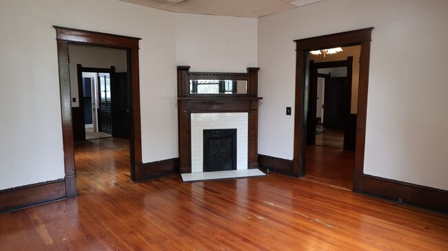 Building Photo - 302 E 8th St SW