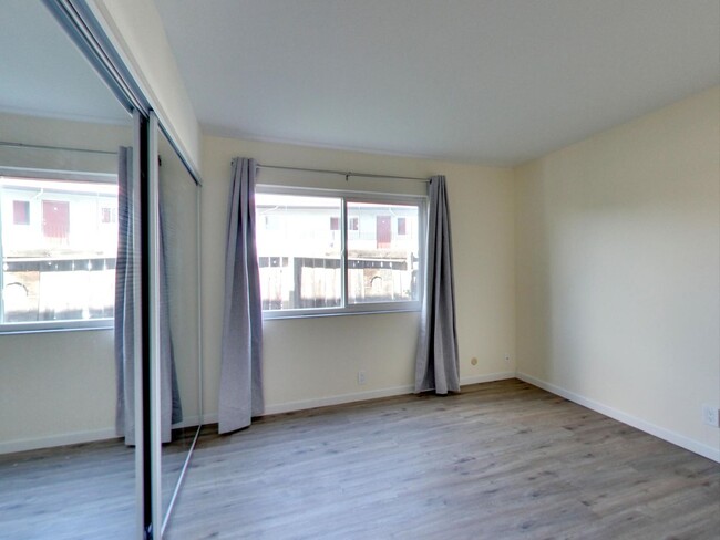 Building Photo - One Bedroom Apartment in Hayward Available...