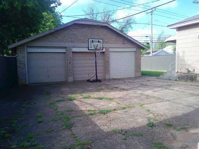 Building Photo - 1805 Lucile Ave