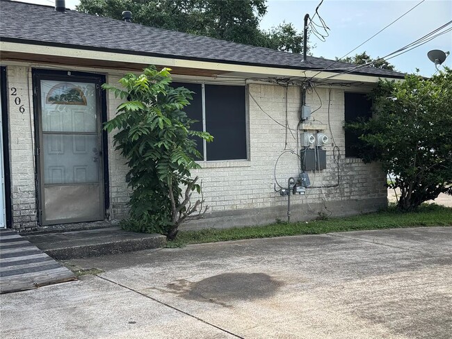 Building Photo - 206 Robertson St