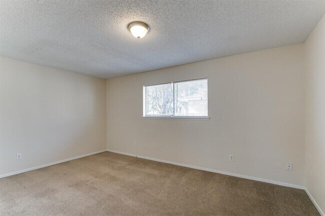 Building Photo - 5226 E Orem Dr