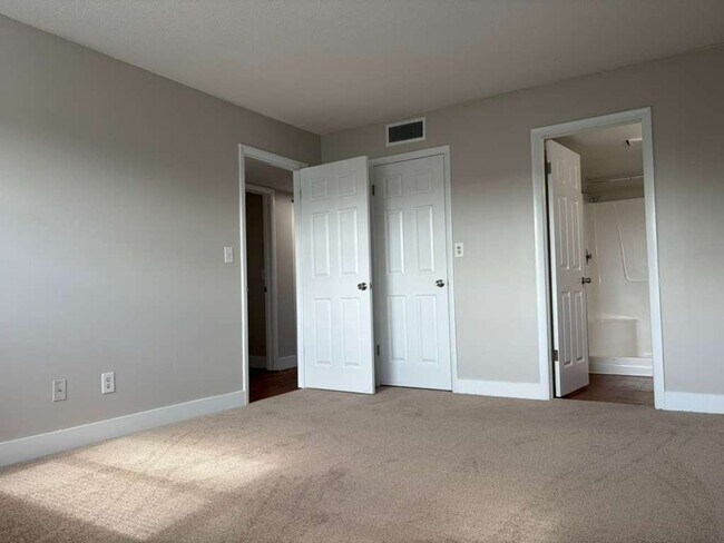 Building Photo - P167 - LMB #108