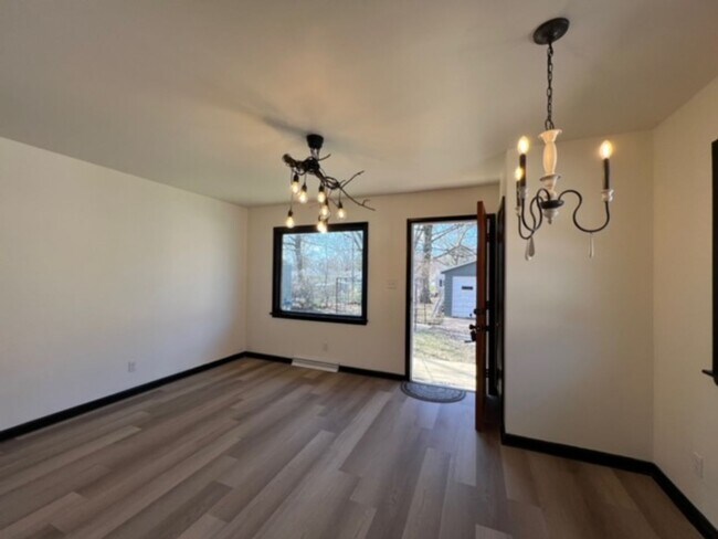 Building Photo - Charming 2BR Apartment Near Downtown Urbana + Garage