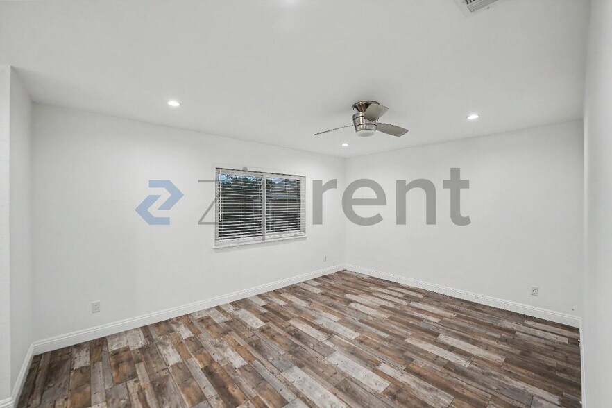 Building Photo - Unit