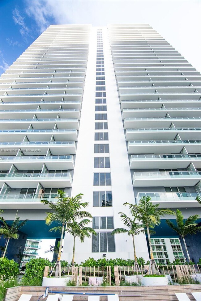 Building Photo - 1300 Brickell Bay Dr