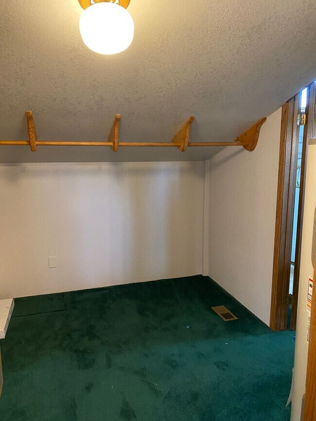Building Photo - Large Home for Rent on Airway Dr, Beautiful Backyard Views!