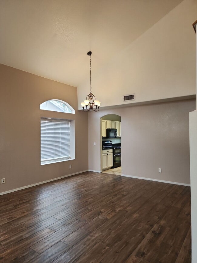 Building Photo - "Spacious 4-Bedroom Glendale Gem with Granite Elegance - 2018 Sq Ft of Comfort!"