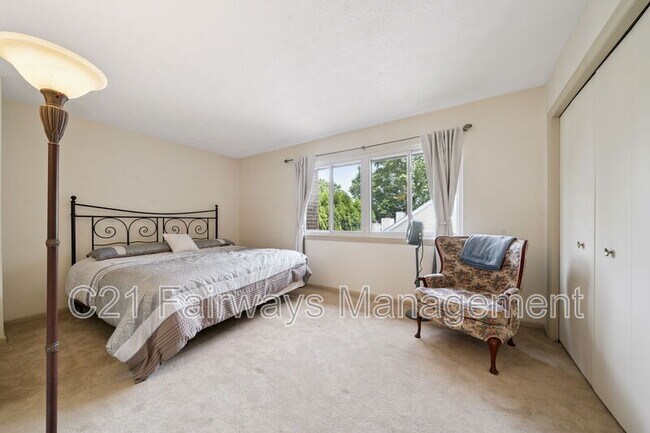 Building Photo - 804 Fairways Dr