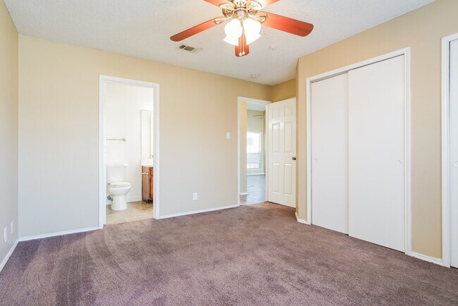 Building Photo - 1433 Grovecrest Dr