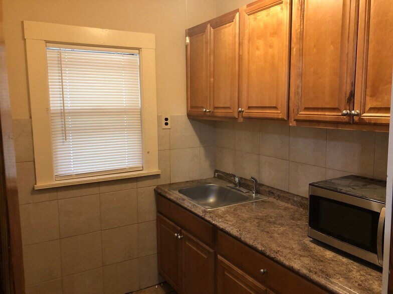 Kitchen - 142 Glendale St