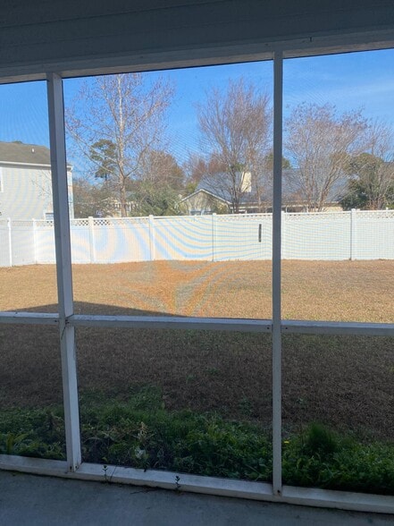 Private Backyard with screened in section - 765 Dragonfly Dr