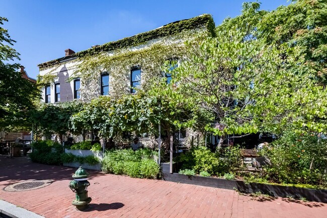 Building Photo - 3 Bed 2.5 Bath - Bloomingdale Condo - 1 Assigned Parking Space