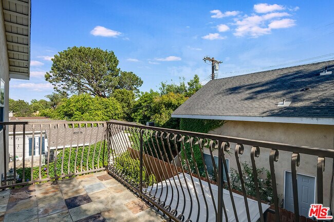 Building Photo - 15242 La Maida St