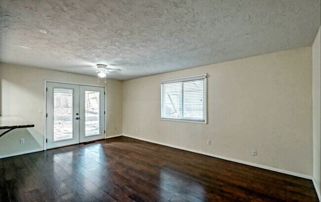 Building Photo - 1420 Cunningham Ln S
