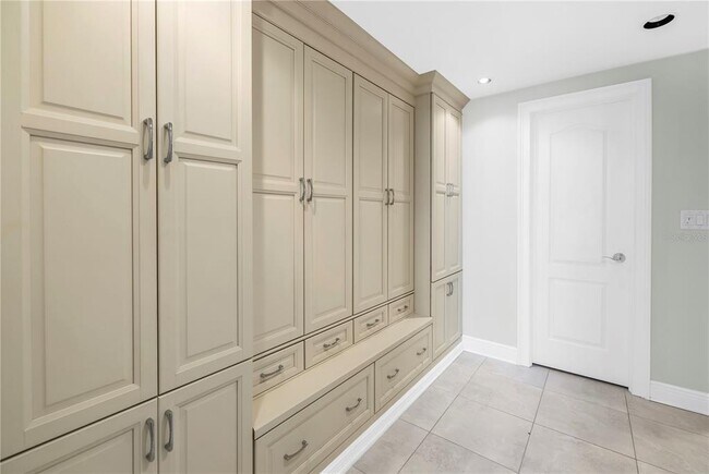 Building Photo - 1 Beach Dr SE