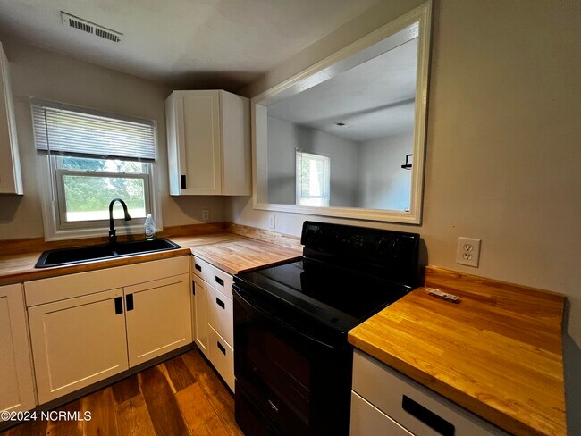 Building Photo - 1405 N Carolina Hwy 343 S