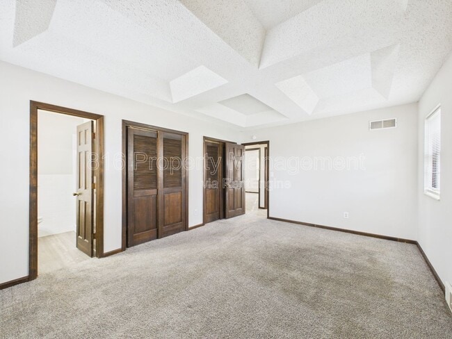 Building Photo - 3929 S Carriage Ln