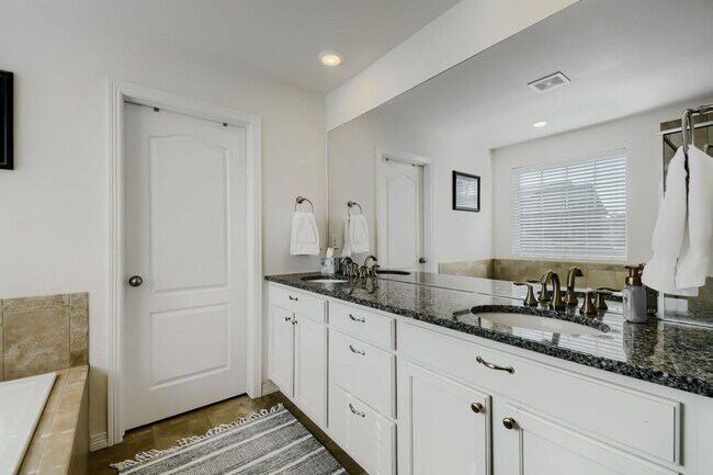 Building Photo - 677 Sundance Cir