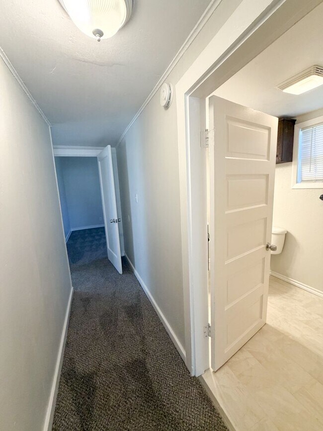 Building Photo - 2 BED, 1 BATH HOUSE