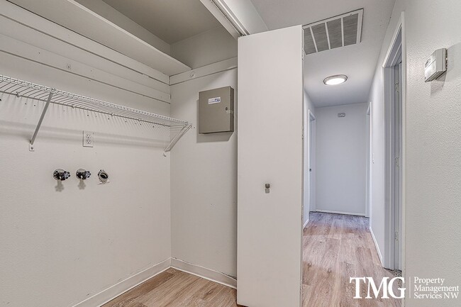 Building Photo - Amazing Open concept Condo in a secluded c...