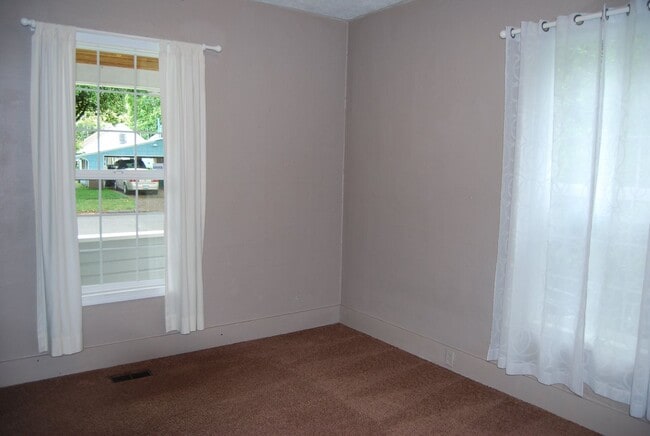Building Photo - 3 Bedroom 2 Bath Home Newberg OR