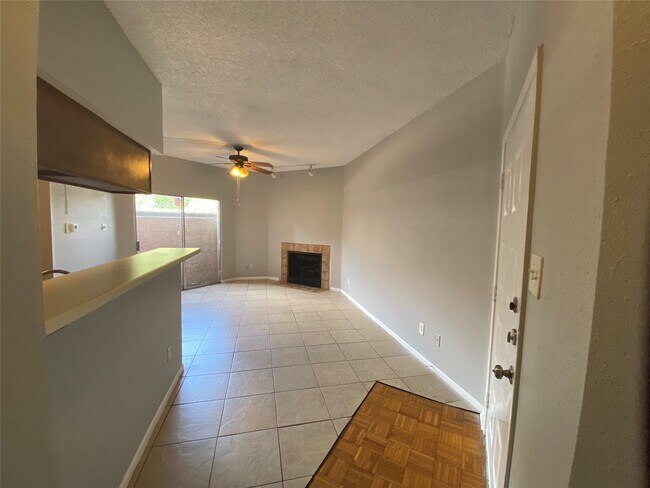Building Photo - 10855 Meadowglen Ln
