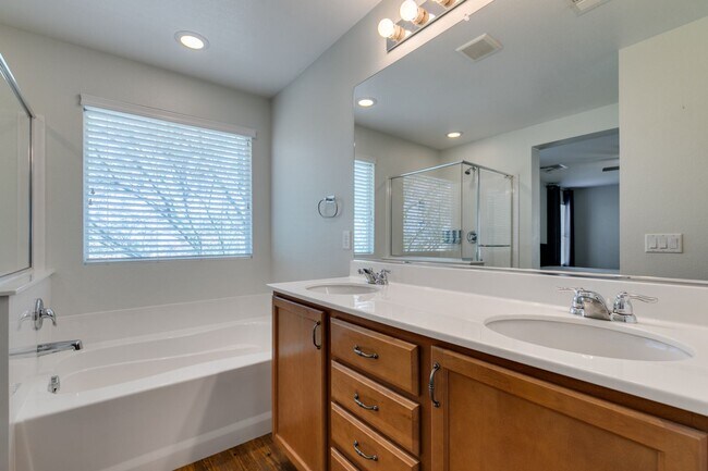 Building Photo - GORGEOUS HOME WITH TONS OF UPGRADES*MOUNTA...