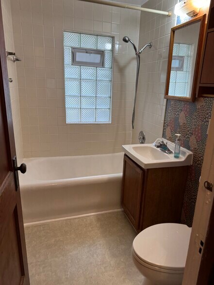 Building Photo - 1257 Elm Lawn St