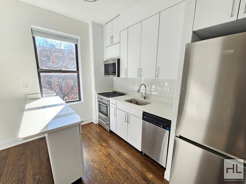 Building Photo - Sunny 1-Bedroom in Greenwich Village | Prime Location