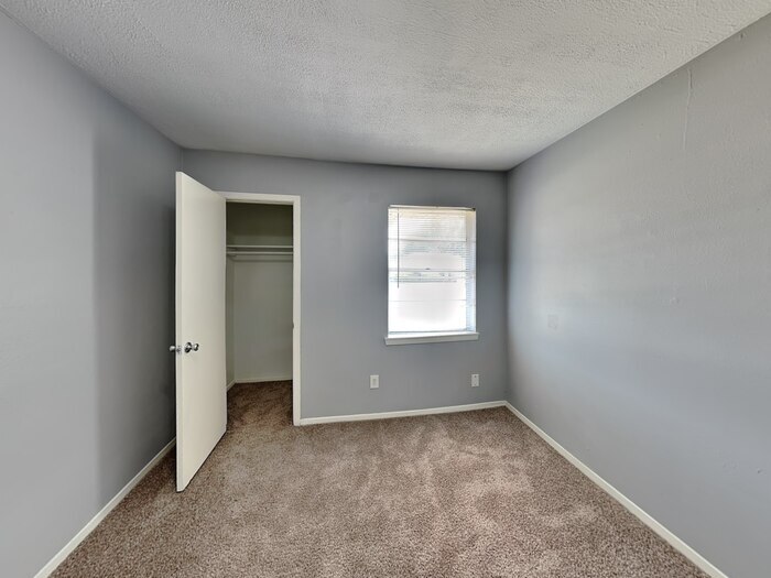 Building Photo - 722 E Brown Ln