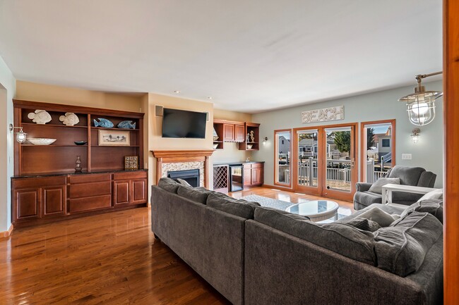 Livingroom built-in shelves - 18 Halsey Dr