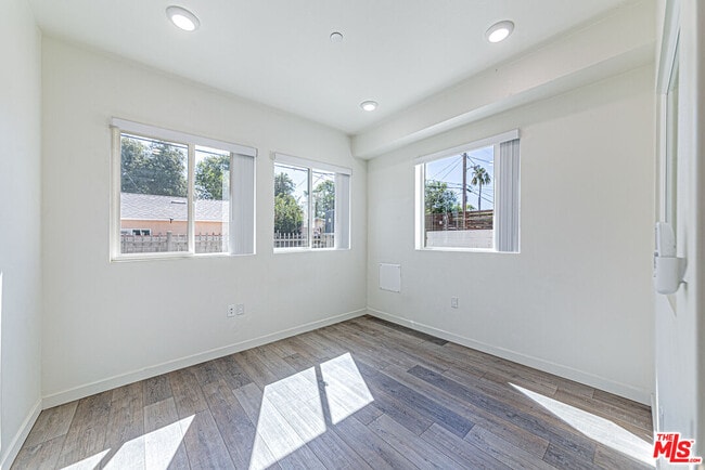 Building Photo - 5912 Satsuma Ave