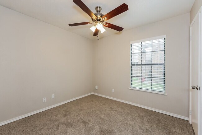 Building Photo - 2208 Gladstone Dr