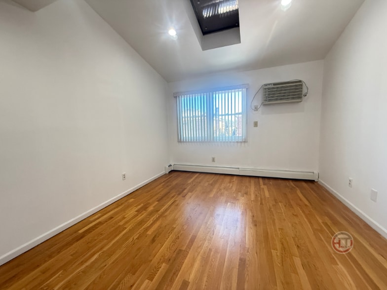 Building Photo - 15-25 Utopia Pkwy