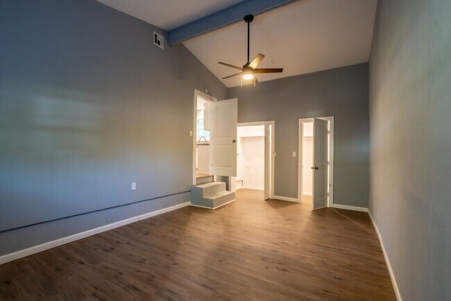 Building Photo - Newly Renovated 3bed 2bath