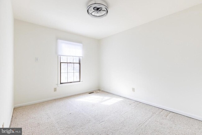 Building Photo - 38 Tudor Ct