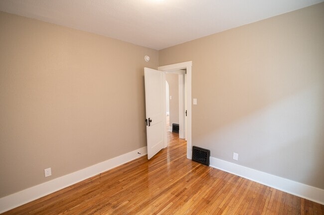 Building Photo - 1305 Cottage Ln