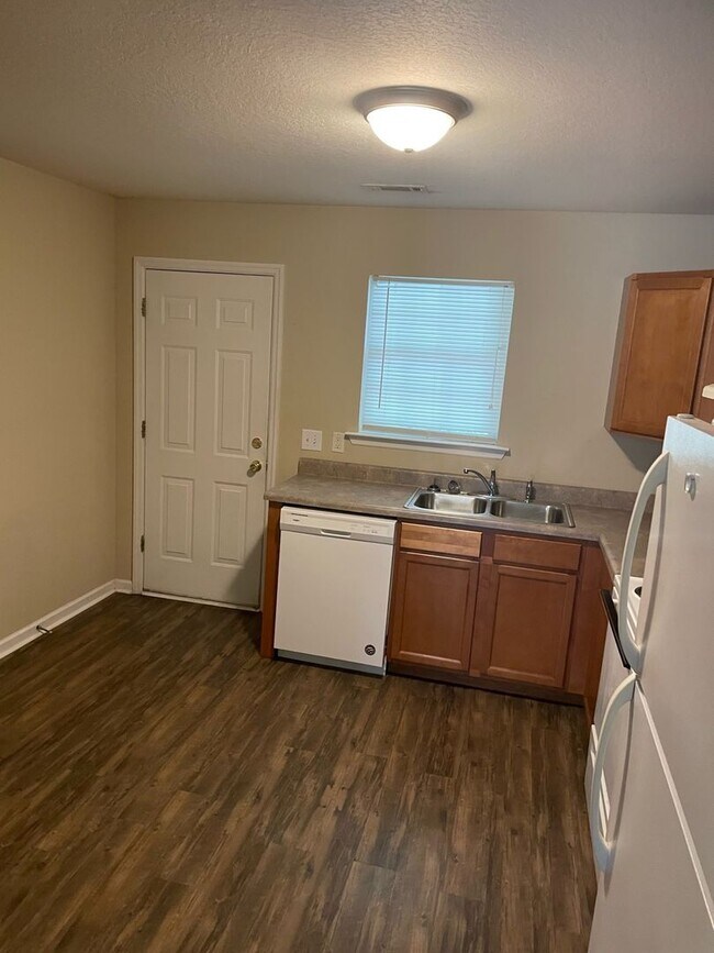 Building Photo - 668 Gardner Dr SE