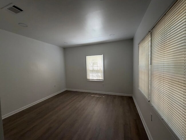 Building Photo - 3800 E Mallory Ave