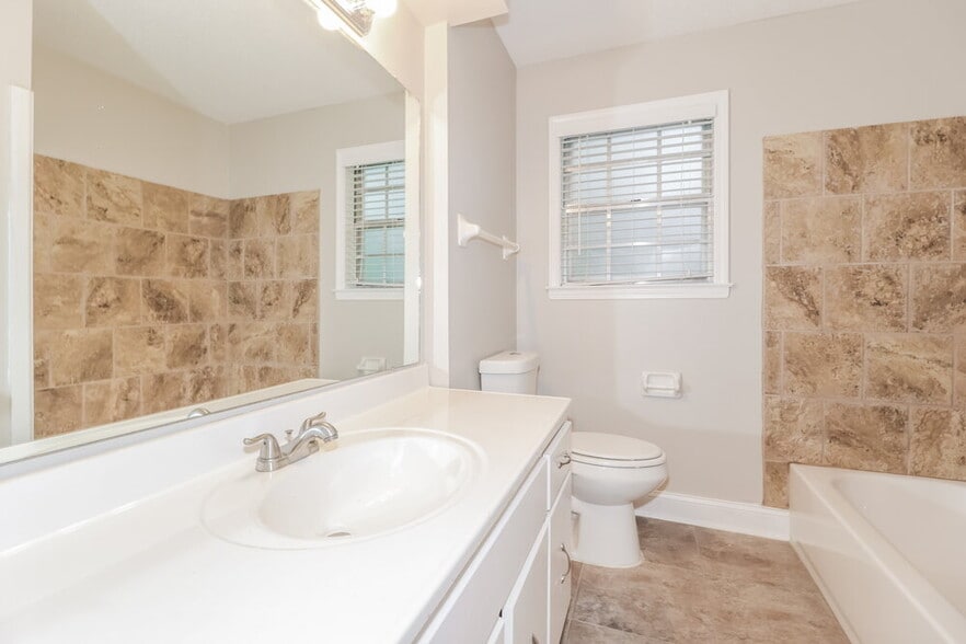Building Photo - 6049 Lawnhill Dr
